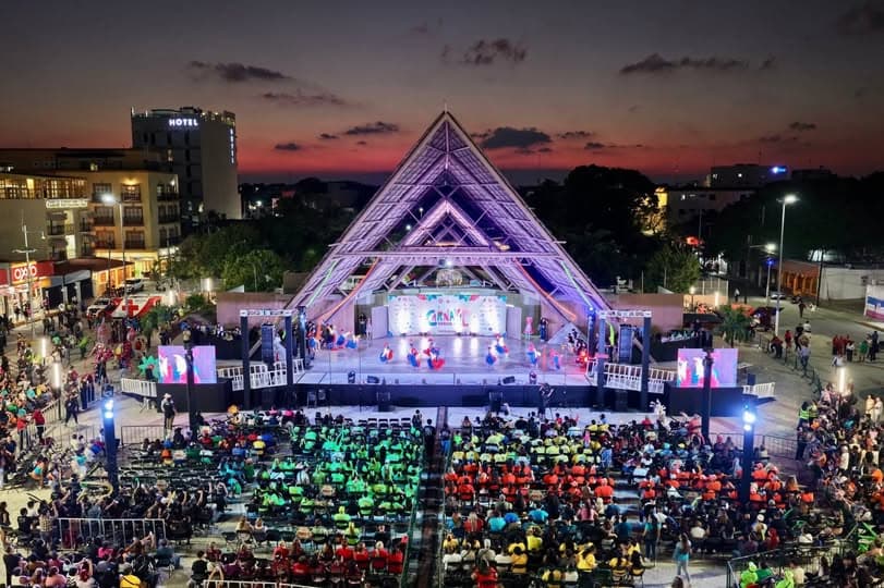 Evening atmosphere at Parque de las Palapas in Cancun with families